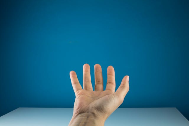 why are luka's fingers blue