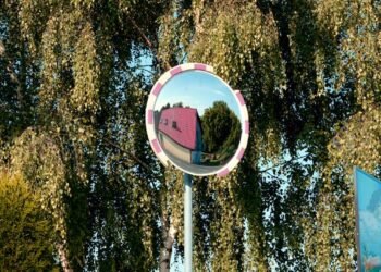 Can You Bring a Mirror on a Plane (Real Rules)