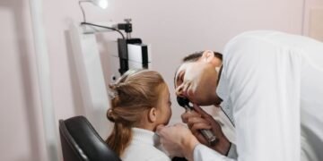 Pain Under Ear Behind Jaw Bone Causes & Relief