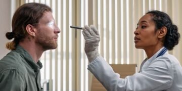 Concussion Eye Test With Flashlight What It Really Shows
