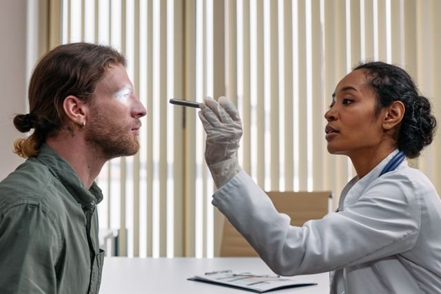 Concussion Eye Test With Flashlight What It Really Shows